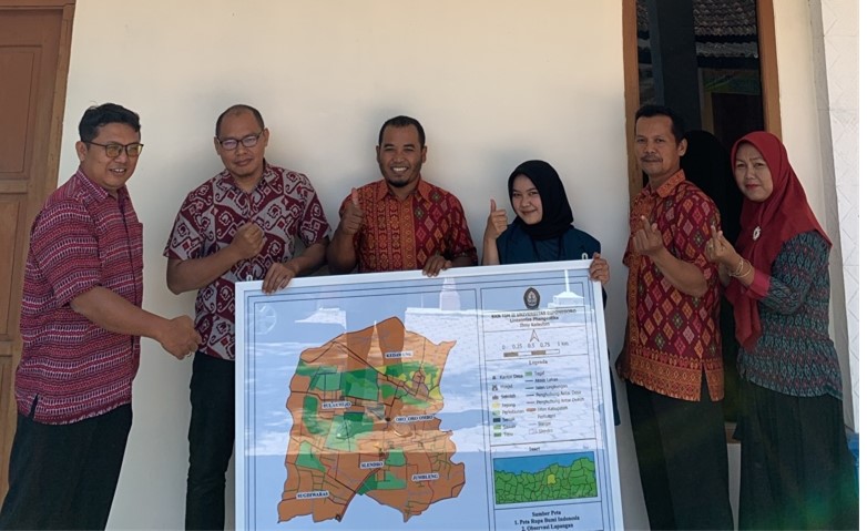 Mahasiswa KKN TIM II UNDIP Membantu Perangkat Desa dalam Pembuatan Peta Administrasi Desa Slendro, Kecamatan Gesi, Kabupaten Sragen, Jawa Tengah